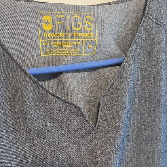 EXCELLENT CONDITION WOMEN’S 5-POCKET V-NECK GRAY FIGS SCRUBS TOP - Picture 8 of 9